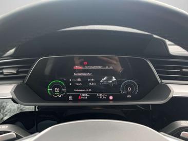 Audi Q8 E-tron S Line 55 E-tron — photo 10