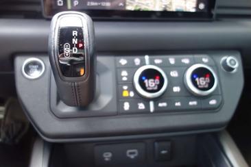 Land Rover Defender 110 D300 7SITZ/LUFT/PANO/STDHZG/AHK — photo 11