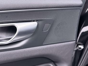 Volvo XC60 B4 Core — photo 15