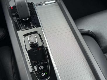 Volvo XC60 B4 Core — photo 33