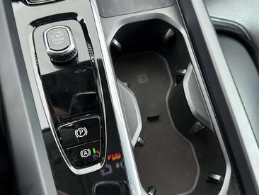 Volvo XC60 B4 Core — photo 34
