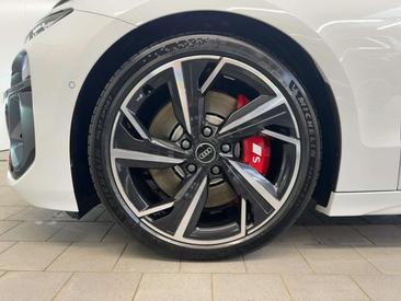 Audi S6 Avant — photo 17