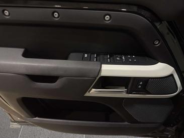 Land Rover Defender 110 SE 3.0 I6 MHEV — photo 8