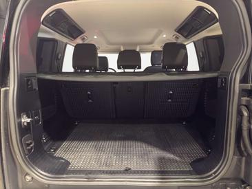 Land Rover Defender 110 SE 3.0 I6 MHEV — photo 18