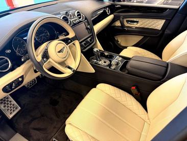 Bentley Bentayga V8 Mulliner — photo 3