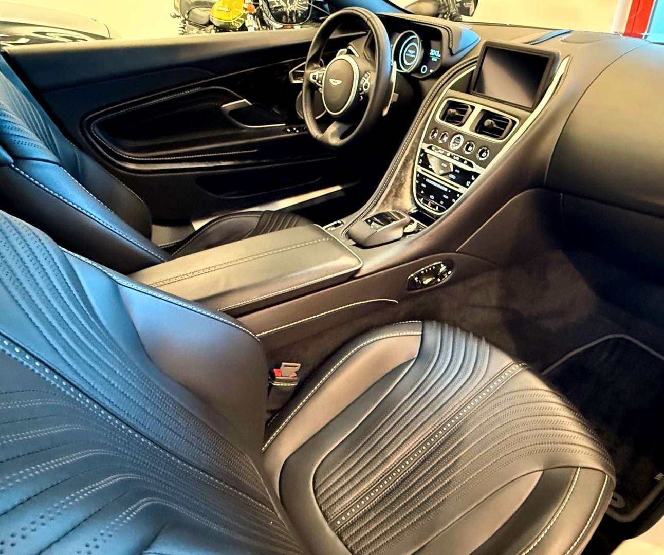 Aston Martin DB11 4.0 V8 - 2019 - Joinsteer - #4