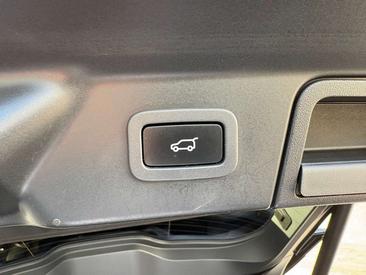 Land Rover Range Rover Velar R-Dynamic SE — photo 9