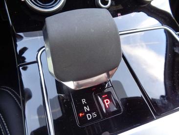 Land Rover Range Rover Velar P400e — photo 25