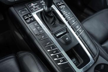 Porsche Macan S — photo 24