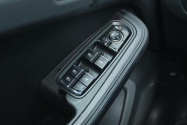 Porsche Macan S — photo 42