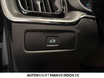 Volvo XC60 B4 Core — photo 19