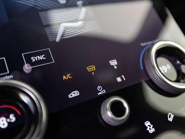 Land Rover Range Rover Evoque P300e R-Dynamic SE — photo 12