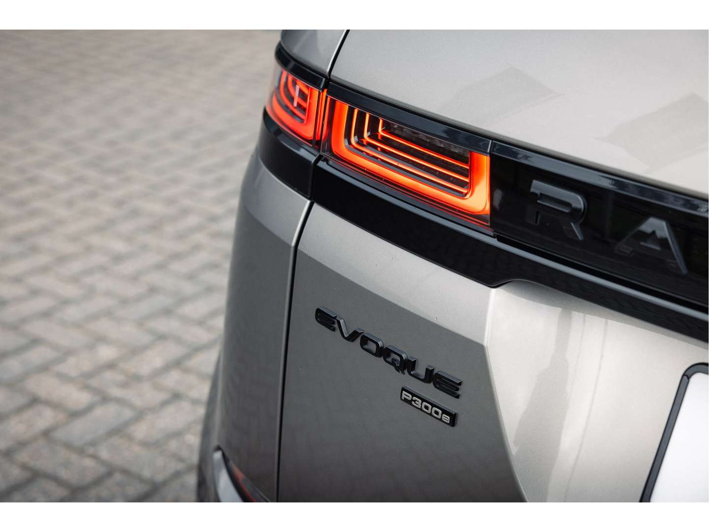 Land Rover Range Rover Evoque P300e AWD R-Dynamic S | Pano | Black Pack | 20 Inc - 2023 - Joinsteer - #14
