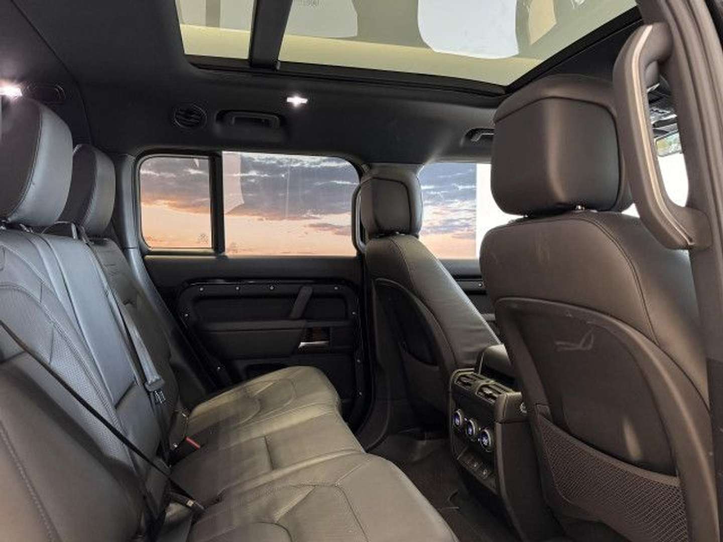 Land Rover Defender 130 D300 X-Dyn. SE BlackPack AHK Kühlfach - 2025 - Joinsteer - #6