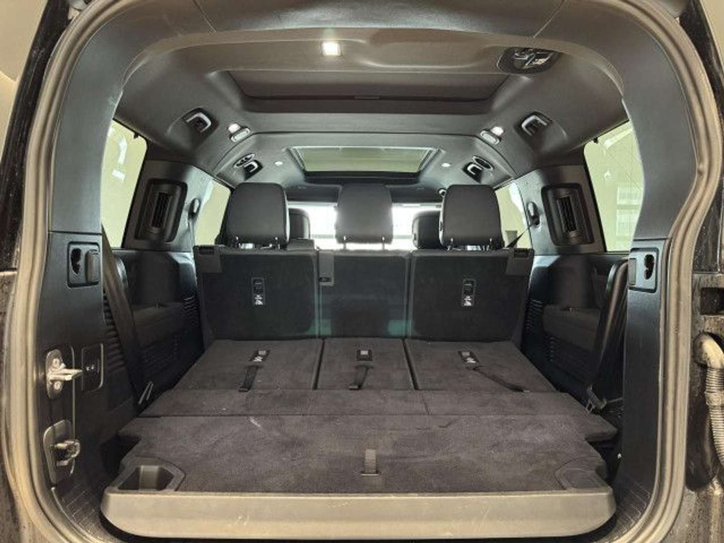 Land Rover Defender 130 D300 X-Dyn. SE BlackPack AHK Kühlfach - 2025 - Joinsteer - #15