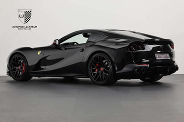 Ferrari 812 Superfast — photo 4