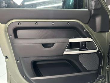 Land Rover Defender 110 2.0D SD4 SE AWD Aut. 240 — photo 16