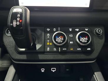 Land Rover Defender 110 2.0D SD4 SE AWD Aut. 240 — photo 25