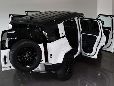 Land Rover Defender 110 X-Dynamic SE 3.0d D300 I6 Mhev — photo 4