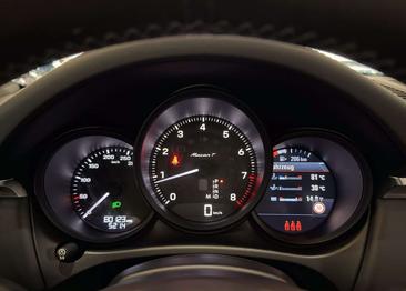 Porsche Macan T — photo 20