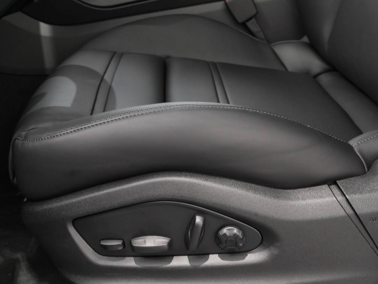 Porsche Cayenne III ph2 E-Hybrid Black Edition - 2026 - Joinsteer - #38