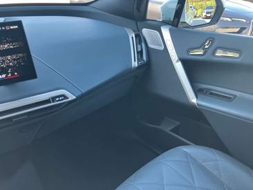 BMW IX M60 — photo 10