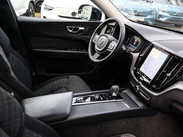 Volvo XC60 B4 Core — photo 3