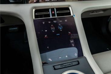 Porsche Taycan — photo 20