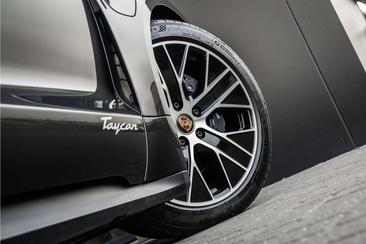 Porsche Taycan — photo 33
