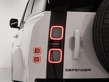 Land Rover Defender 110 Dynamic Edition 2.0 P300e — photo 13