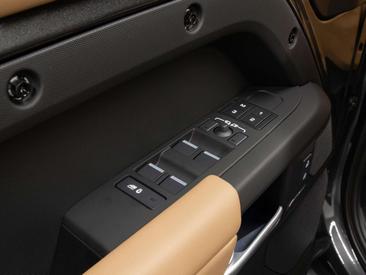 Land Rover Defender 110 Dynamic Edition 2.0 P300e — photo 17