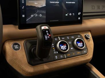 Land Rover Defender 110 Dynamic Edition 2.0 P300e — photo 23