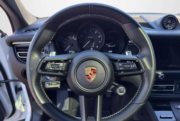 Porsche Macan T — photo 9