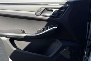 Porsche Macan T — photo 10