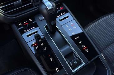 Porsche Macan T — photo 14