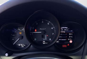 Porsche Macan T — photo 16