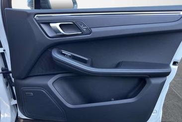 Porsche Macan T — photo 17