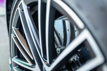Aston Martin DB12 4.0 V8 — photo 21