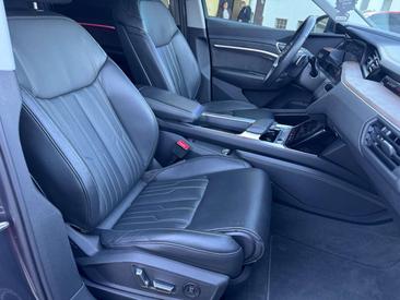 Audi E-tron Advanced 55 — photo 16
