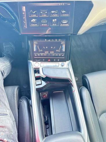 Audi E-tron Advanced 55 — photo 17