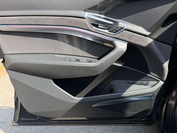 Audi E-tron Advanced 55 — photo 31