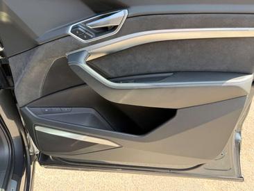 Audi E-tron Advanced 55 — photo 32