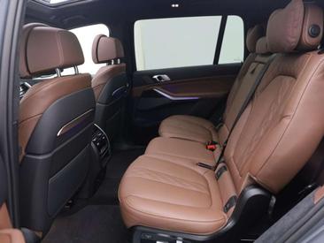 BMW X7 M Sport — photo 17