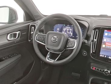 Volvo XC40 B3 Black Edition — photo 14