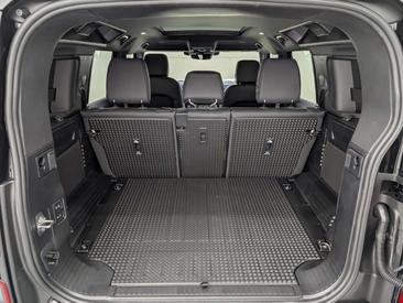 Land Rover Defender 110 D250 X-Dynamic SE Komfort Pano AHK — photo 11
