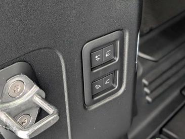 Land Rover Defender 110 D250 X-Dynamic SE Komfort Pano AHK — photo 12