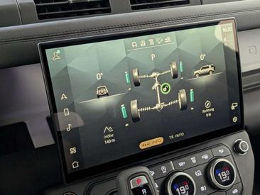 Land Rover Defender 110 D250 X-Dynamic SE Komfort Pano AHK — photo 28
