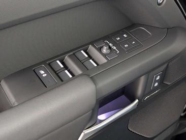 Land Rover Defender 110 D250 X-Dynamic SE Komfort Pano AHK — photo 46