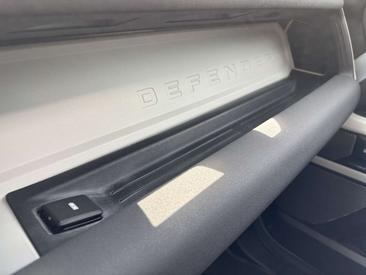 Land Rover Defender 110 First Edition AWD Auto 7 Posti 2.0 SD4 240 — photo 25