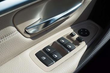 BMW 318i M Sport — photo 25